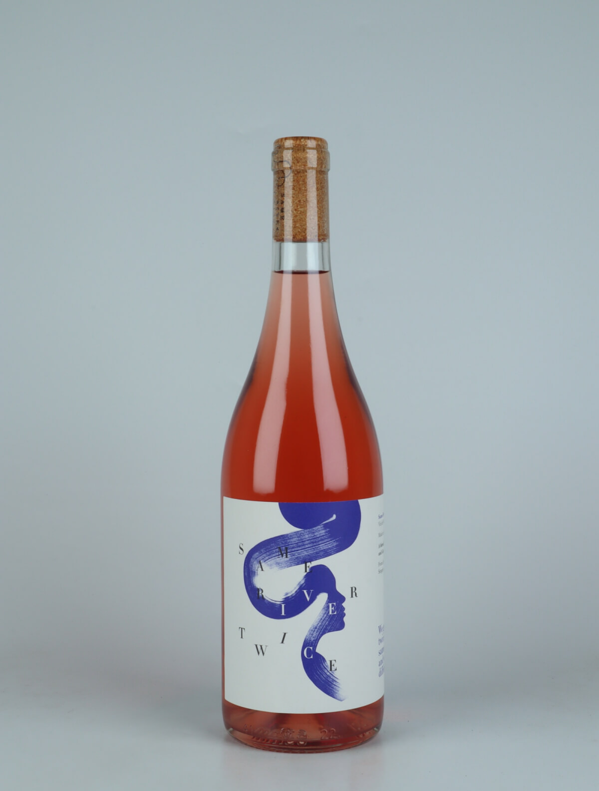 En flaske 2022 Same River Twice Rosé Rosé fra Heliocentric Wines, Rhône i Frankrig